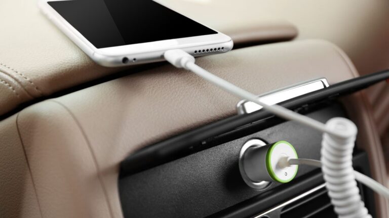 Încărcător auto USB pentru telefon conectat în mașină
